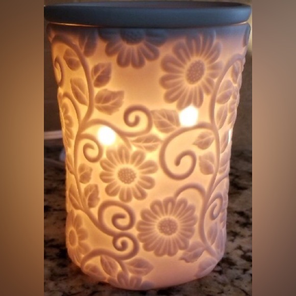 Scentsy Flower Vine Warmer-
Discontinued - Picture 3 of 6